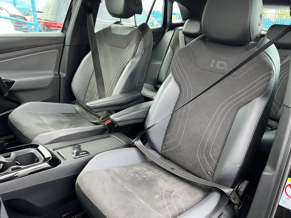 2023 Volkswagen ID.4 LIFE 77KWH // APPLE CARPLAY/ANDROID AUTO // REVERSE CAMERA // HEATED MULTIFUNCTION STEERING WHEEL €20,950