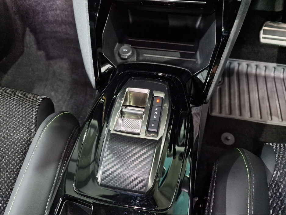 2024 Peugeot 2008 EV GT (50KWH BATTERY) AUTOMATIC **ONE OWNER / TOP SPEC / APPLE CARPLAY / CRUISE CONTROL / HALF LEATHER / KEYLESS ENTRY / REVERSE CAMERA / WIRELESS PHONE CHARGING / PEUGEOT WARRANTY 03|2027** €25,900