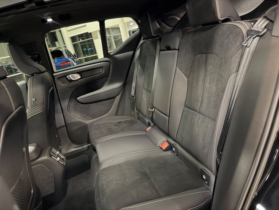 2023 Volvo XC40 - image 19