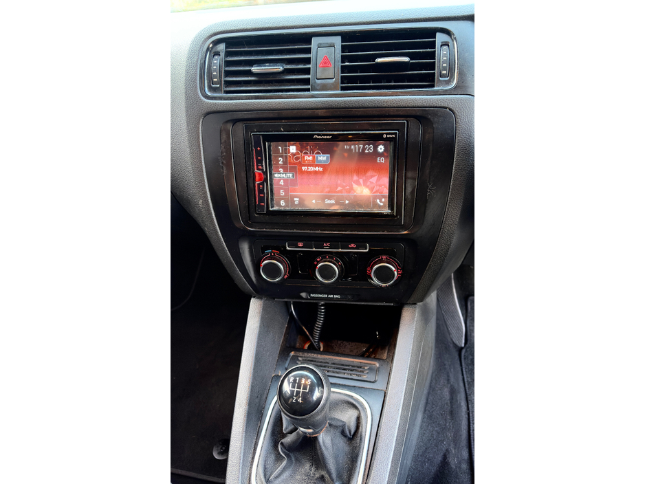 2014 Volkswagen Jetta - image 9