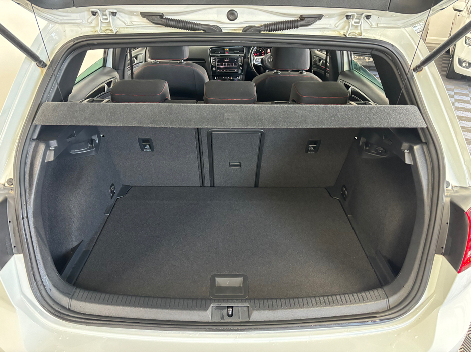 2015 Volkswagen Golf - image 11