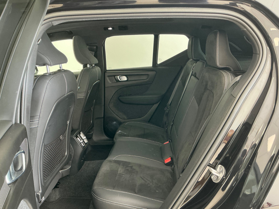 2023 Volvo XC40 - image 9