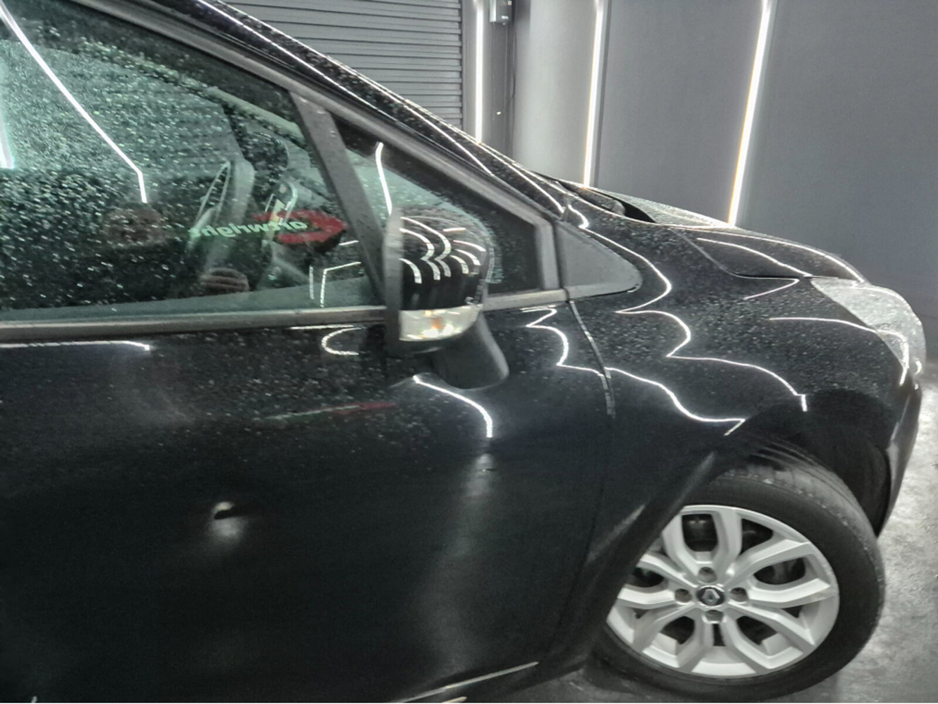 2017 Renault Clio - image 2