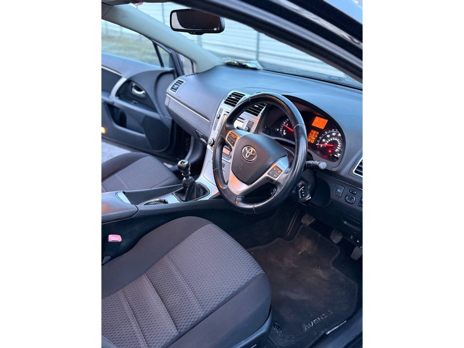 2012 Toyota Avensis - image 29