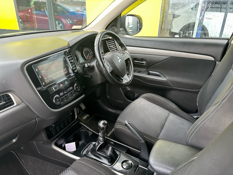 2017 Mitsubishi Outlander - image 2