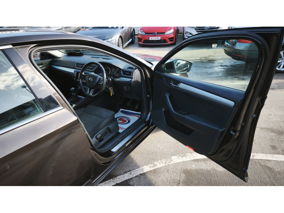 2015 Skoda Superb - image 3