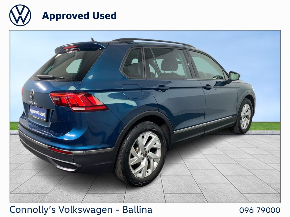 2023 Volkswagen Tiguan - image 3