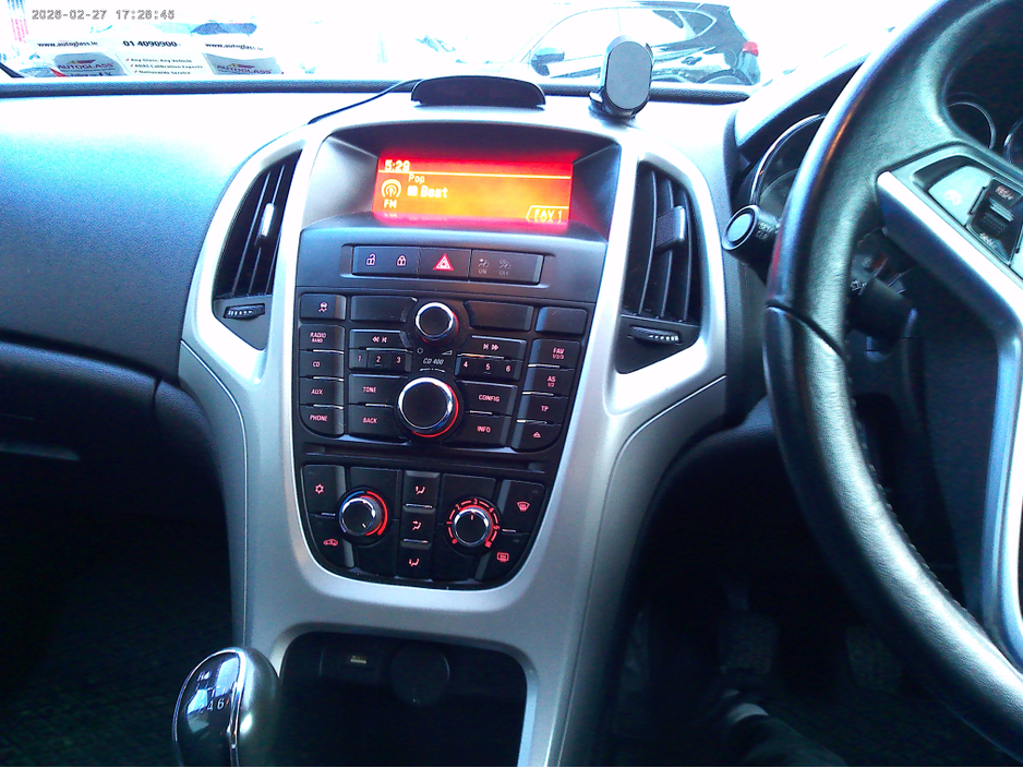 2013 Opel Astra - image 8