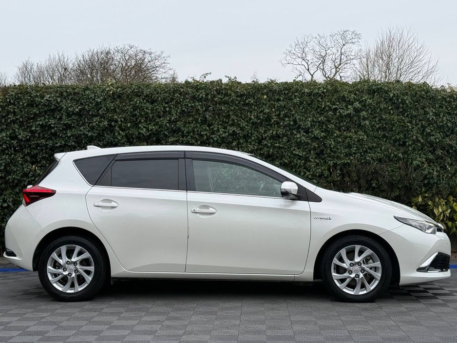 2016 Toyota Auris - image 2