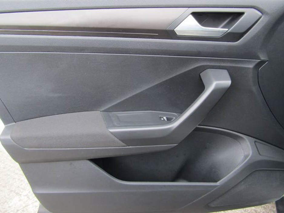 2019 Volkswagen T-Roc - image 30