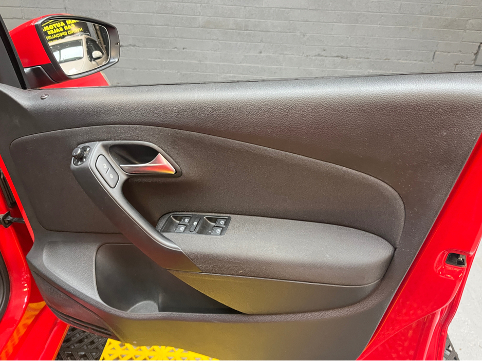 2014 Volkswagen Polo - image 13