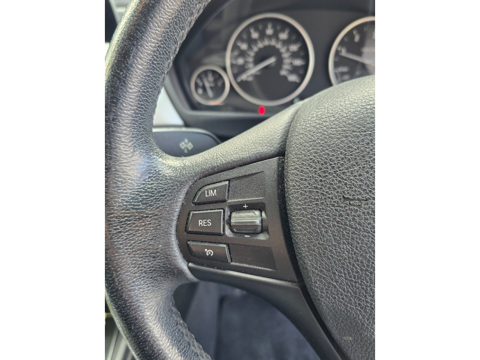 2017 BMW 3 Series - image 19