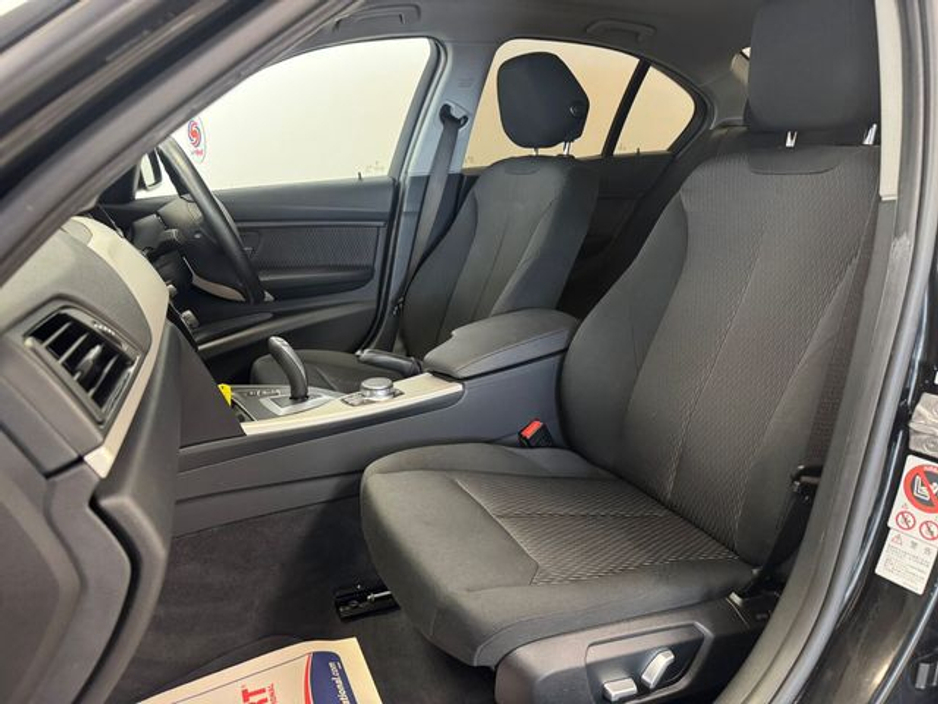 2016 BMW 3 Series - image 11