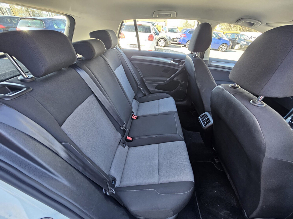 2013 Volkswagen Golf - image 19