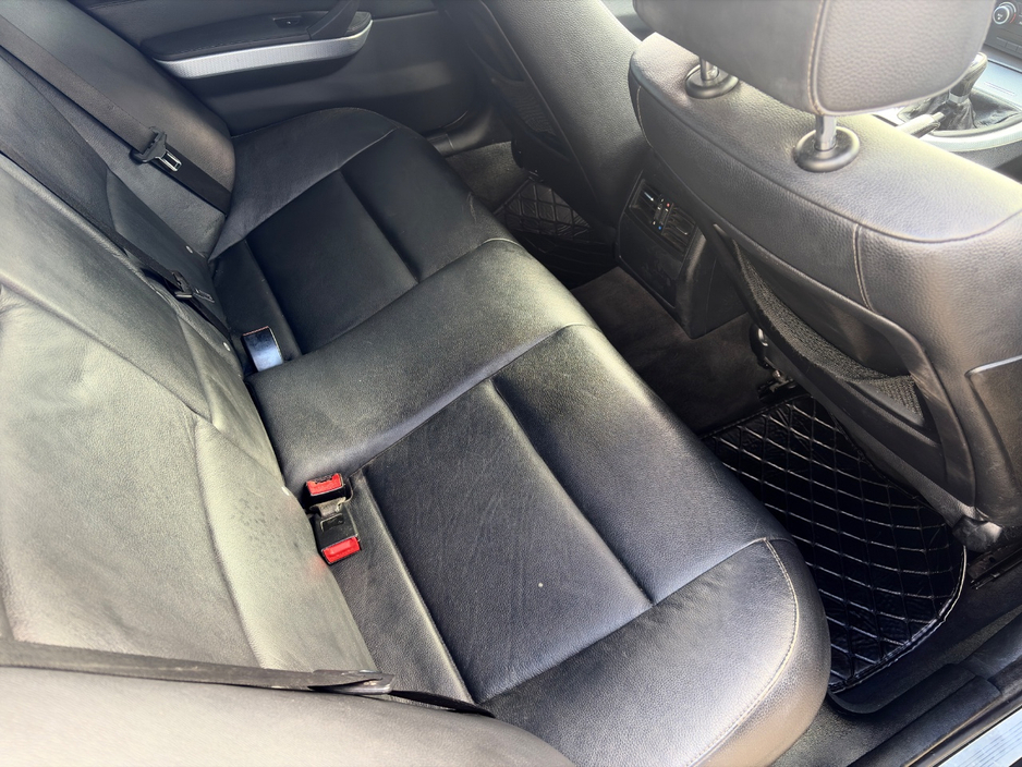 2009 BMW 3 Series - image 13