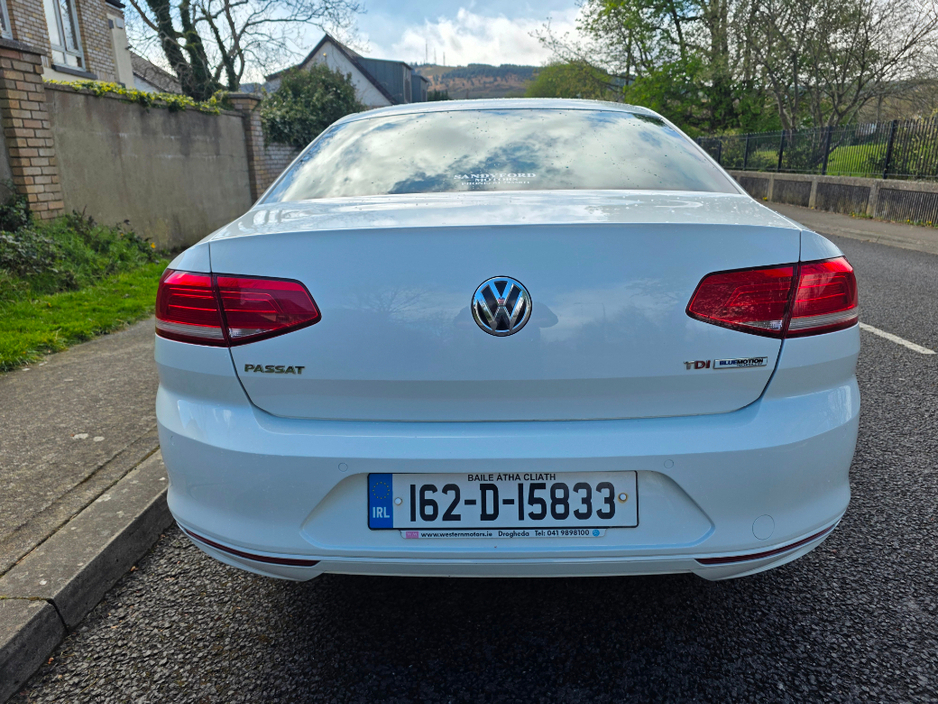 2016 Volkswagen Passat - image 4