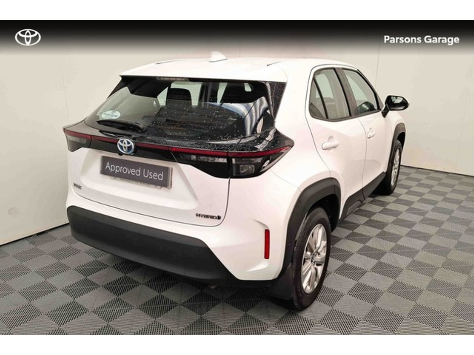 2024 Toyota Yaris Cross - image 2