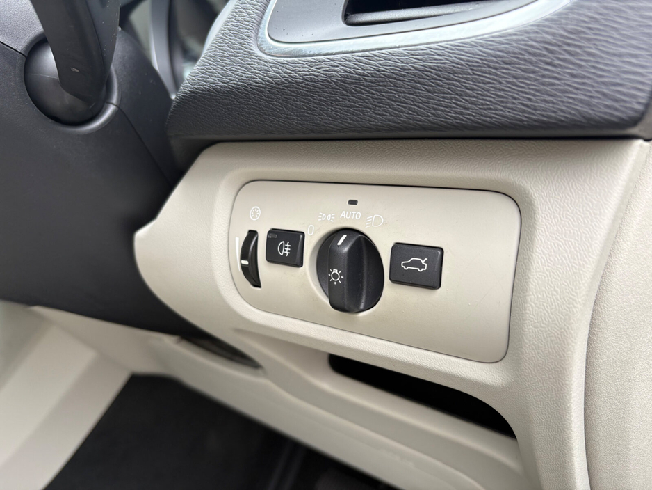 2017 Volvo V40 - image 12