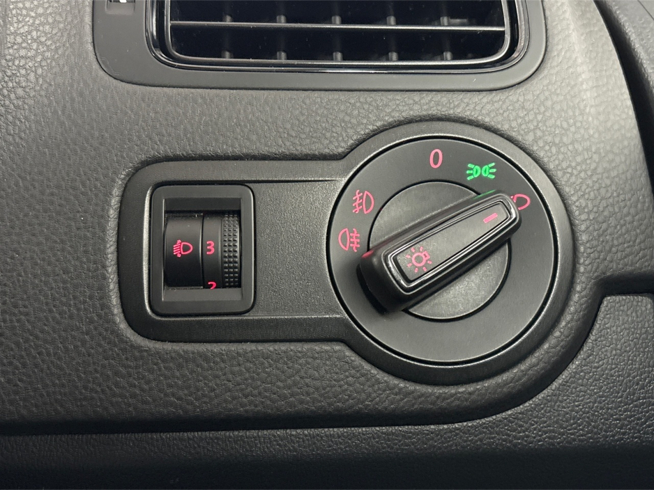 2017 Volkswagen Polo - image 23