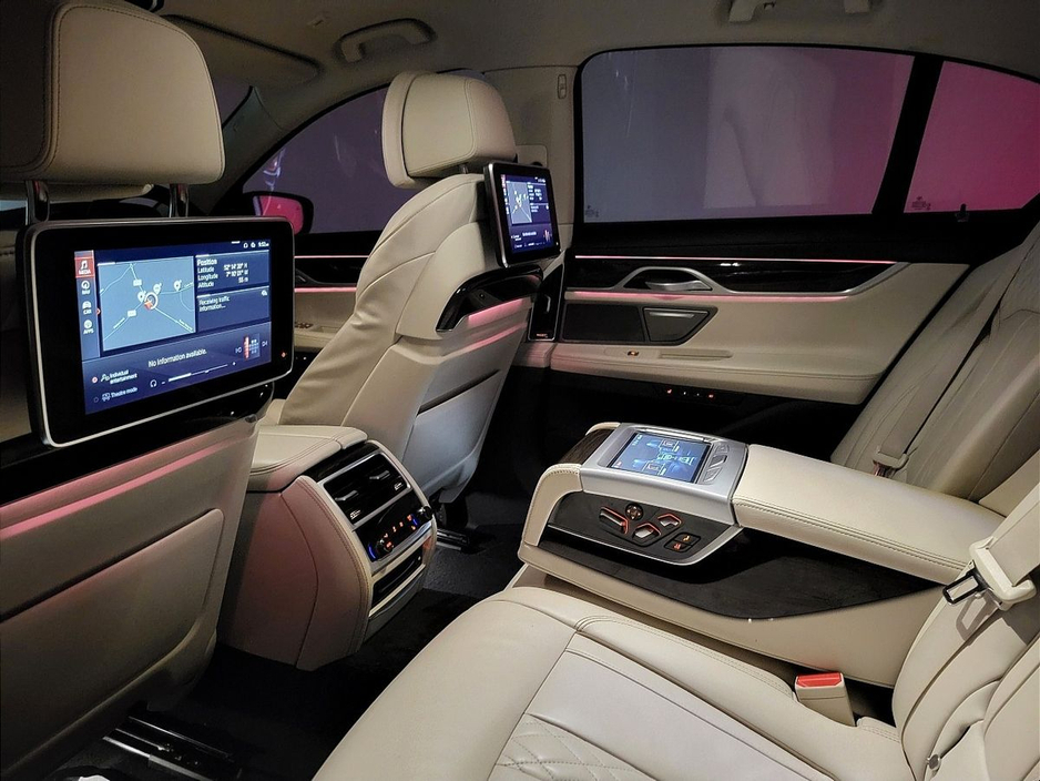 2020 BMW 7 Series - image 32
