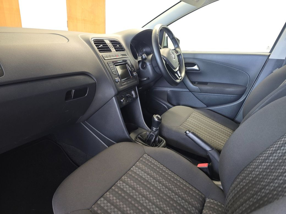 2015 Volkswagen Polo - image 8