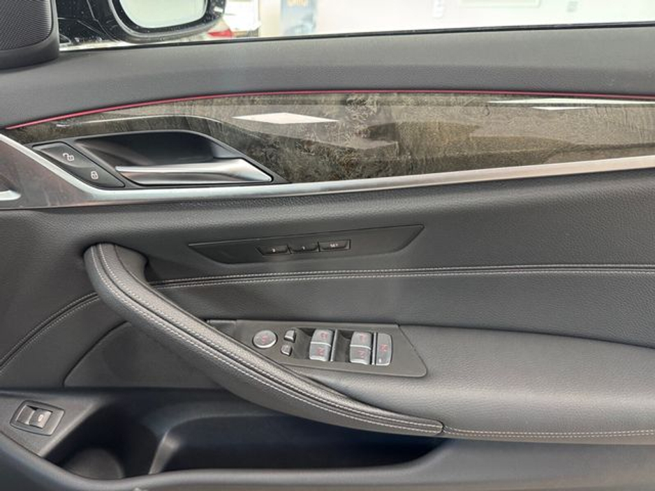 2022 BMW 5 Series - image 12