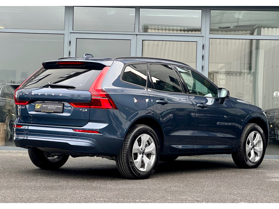 2025 Volvo XC60 - image 3