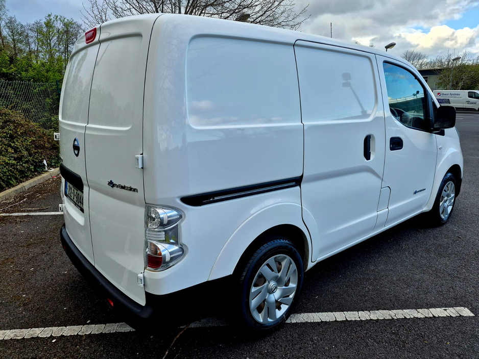 2021 Nissan NV200 - image 2