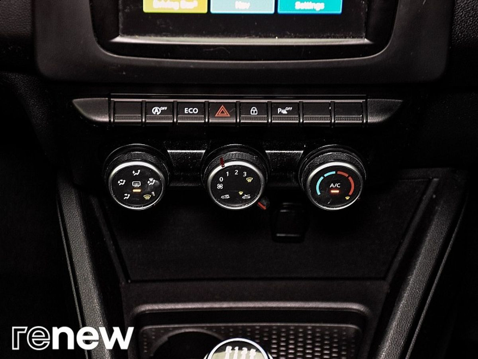 2020 Dacia Duster - image 25