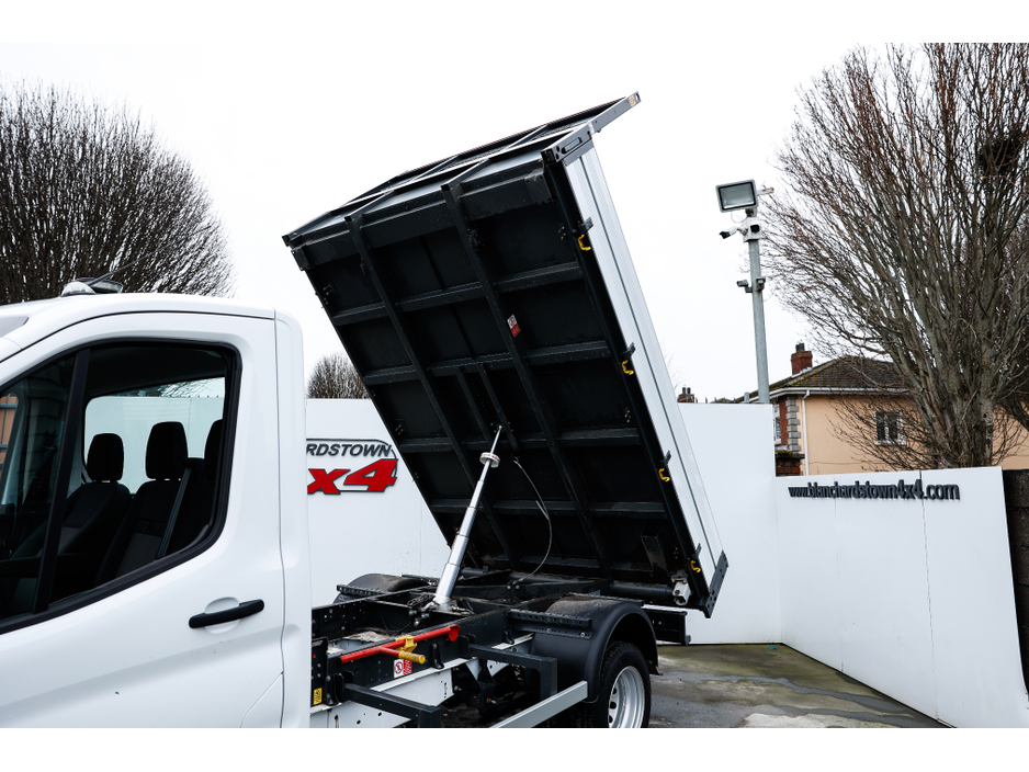 2025 Ford Cargo - image 10