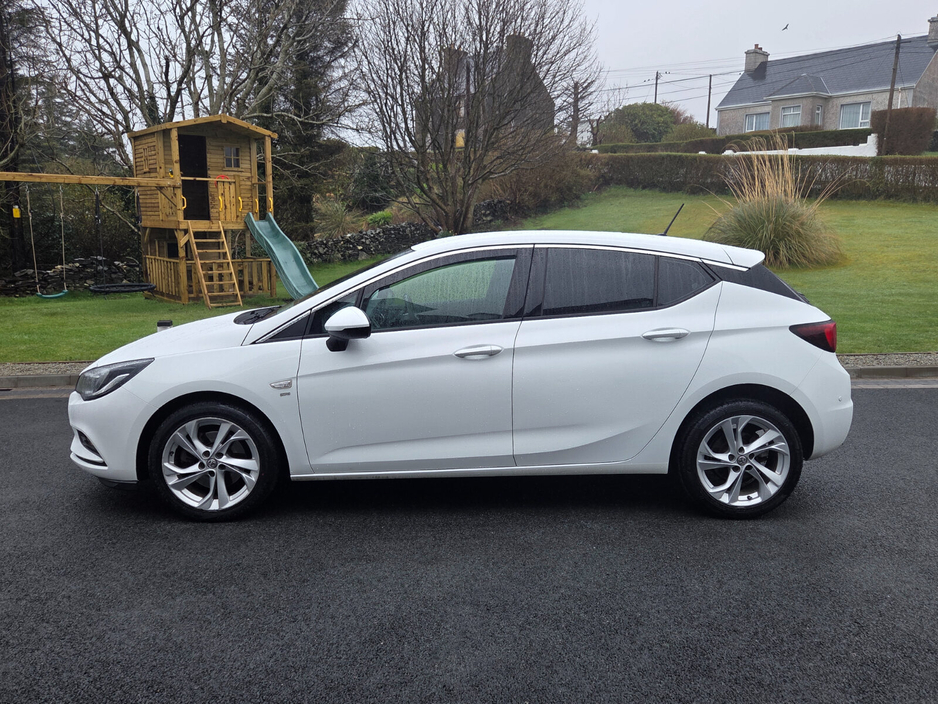 2019 Vauxhall Astra - image 4