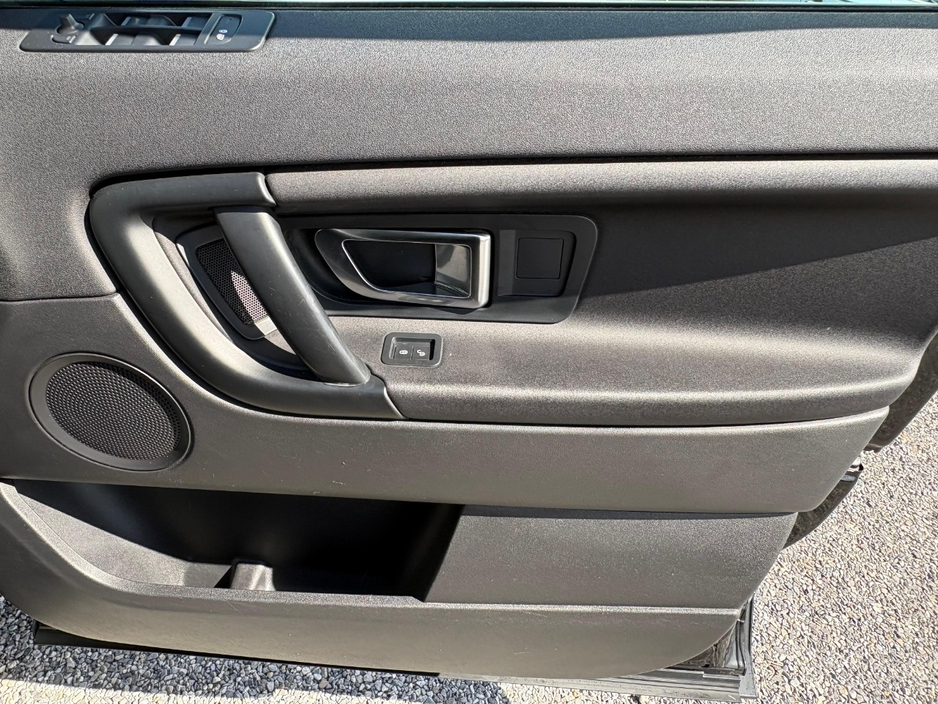 2017 Land Rover Discovery Sport - image 8