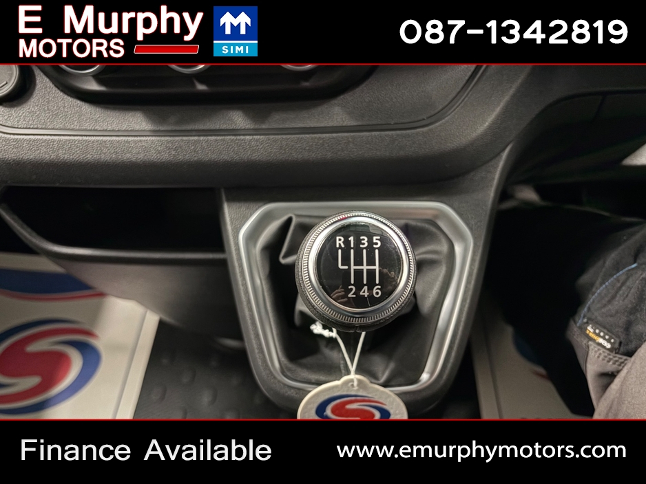 2023 Renault Trafic - image 16