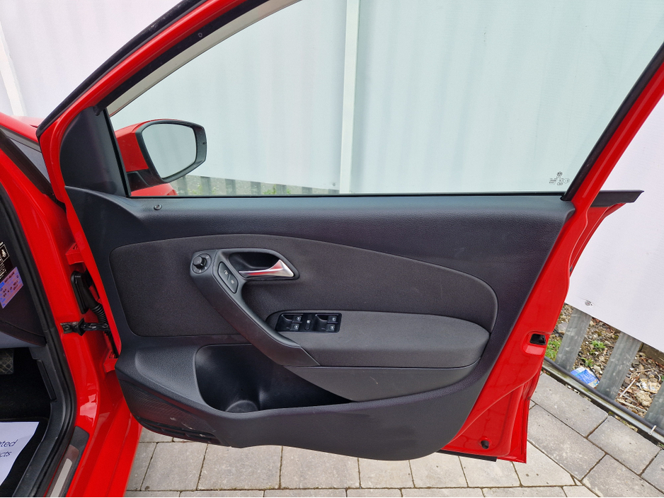 2012 Volkswagen Polo - image 14