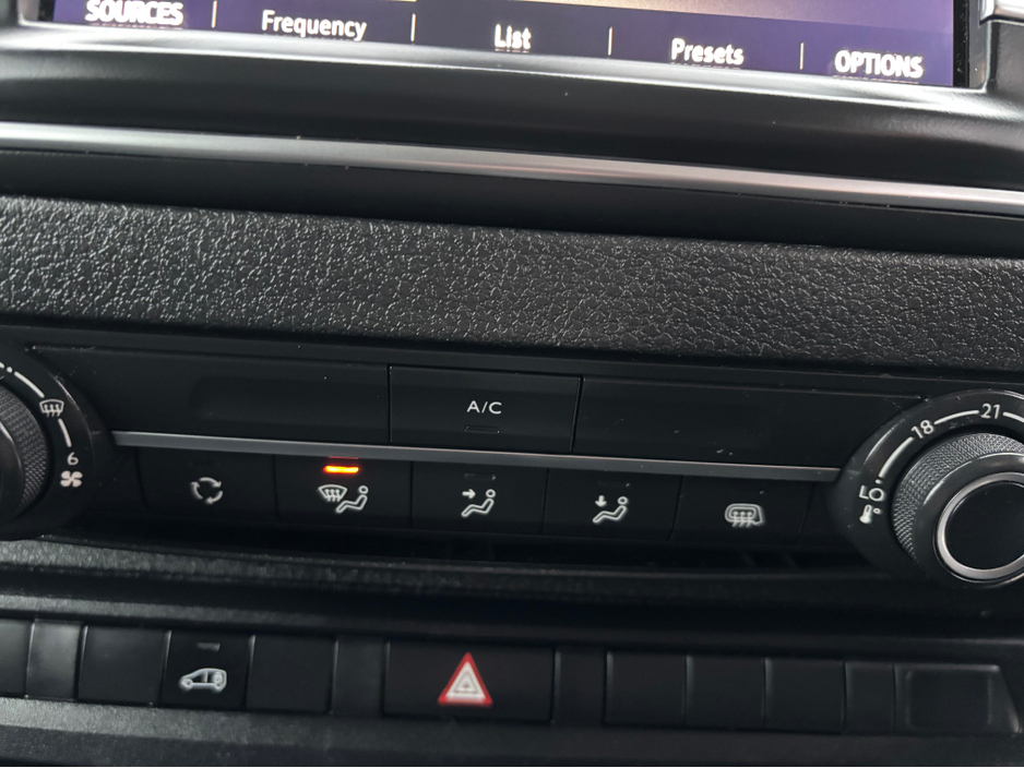 2023 Opel Vivaro - image 8