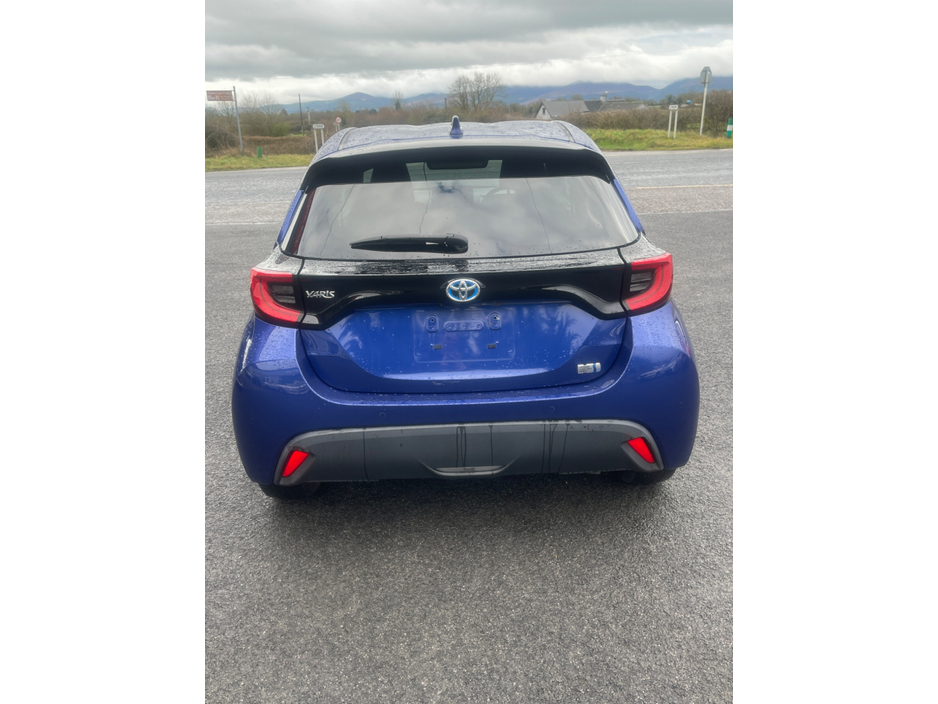 2021 Toyota Yaris - image 6