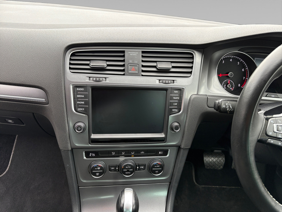 2015 Volkswagen Golf - image 11