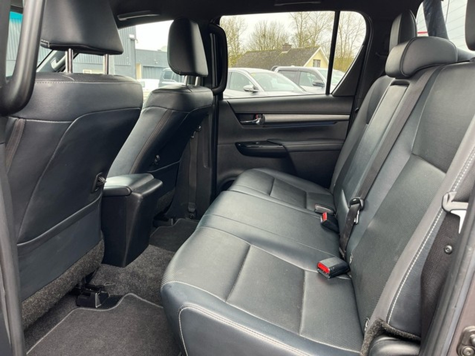 2022 Toyota Hilux - image 7