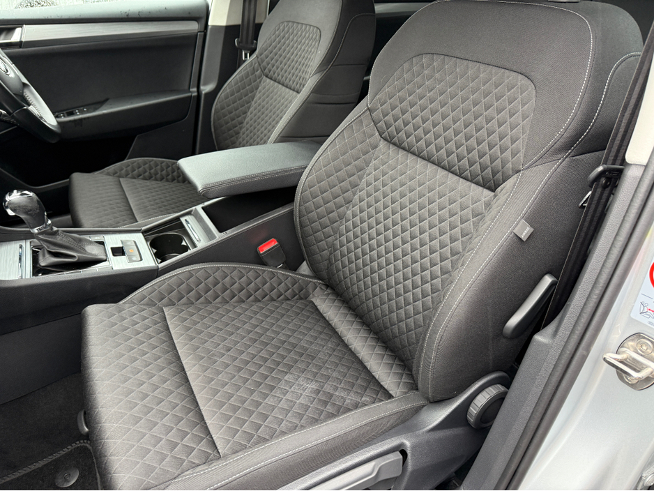 2022 Skoda Superb - image 8