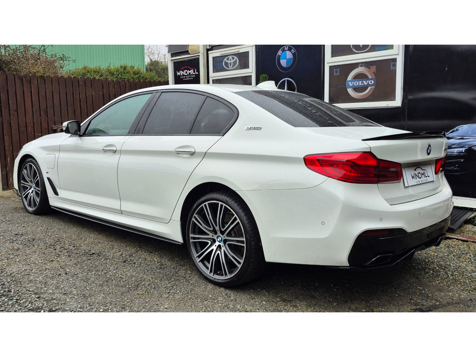 2018 BMW 5 Series - image 6