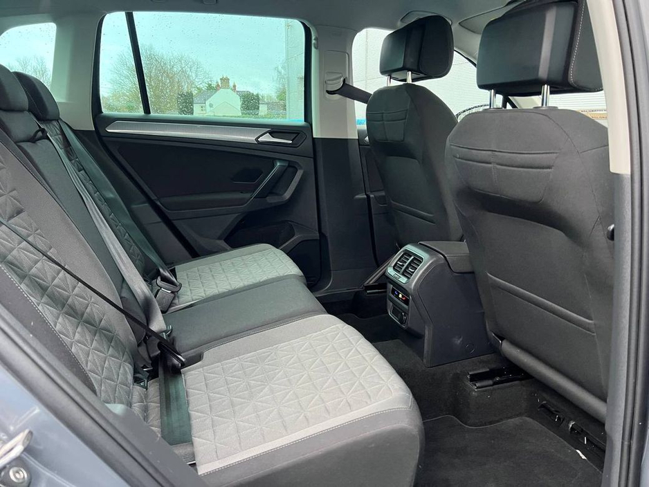 2023 Volkswagen Tiguan LIFE 1.4 HYBRID // DIGITAL CLUSTER // APPLE CARPLAY/ANDROID AUTO // DUAL ZONE CLIMATE CONTROL €31,900