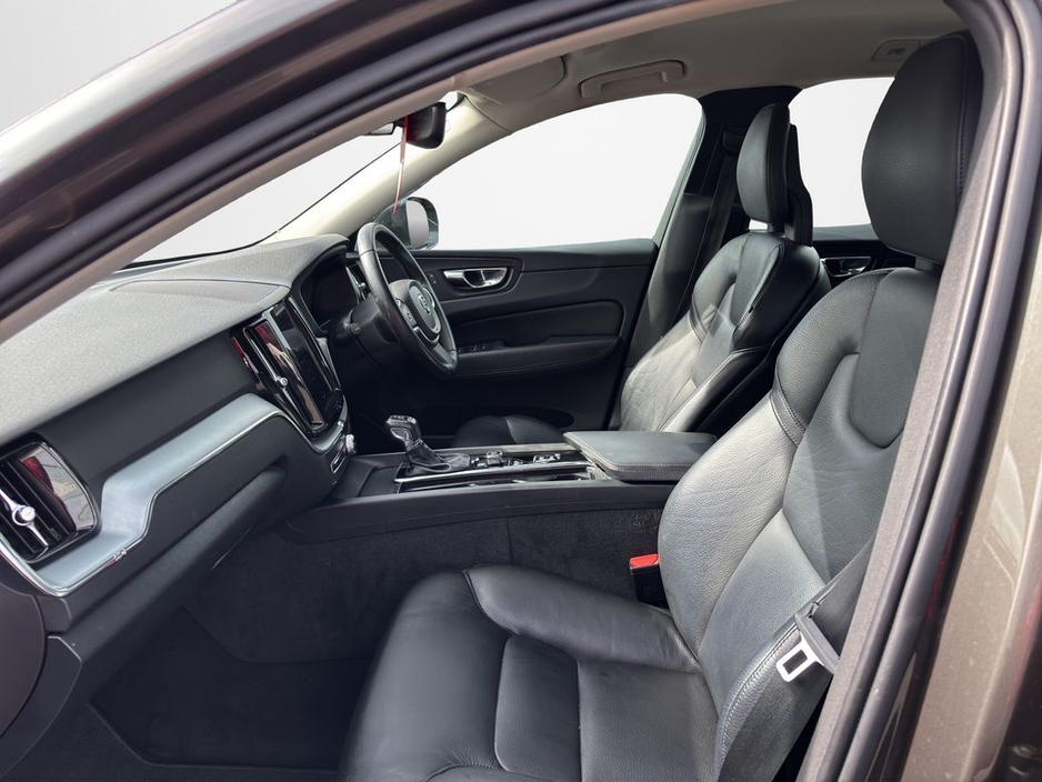 2017 Volvo XC60 - image 12