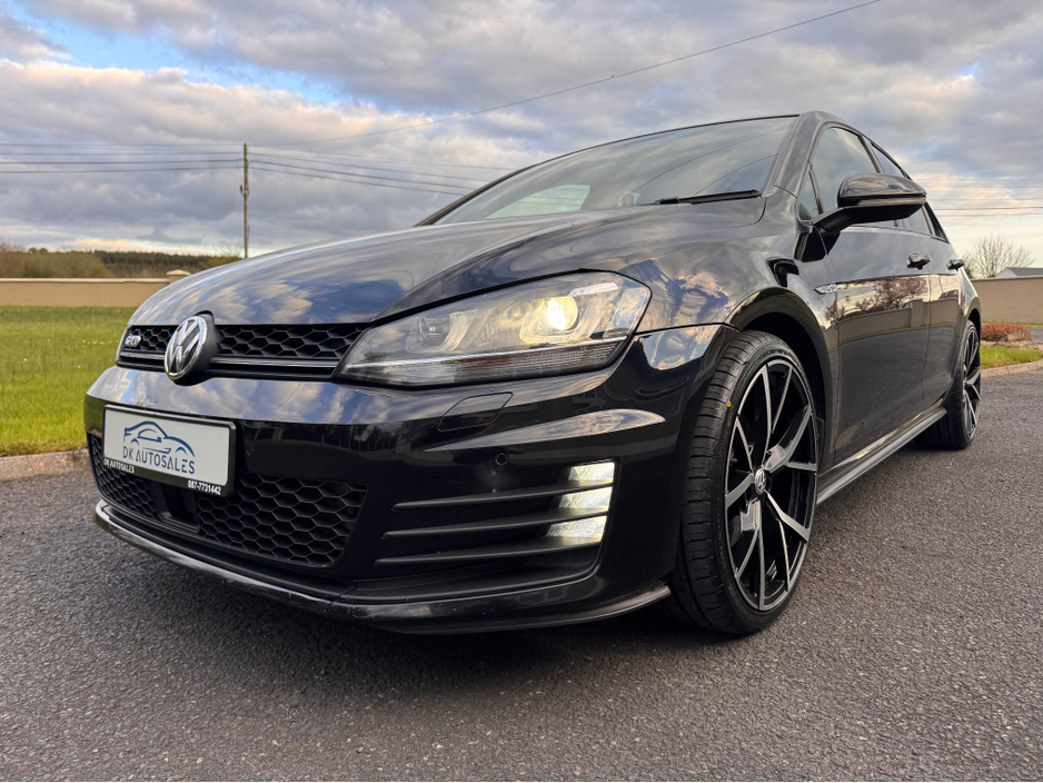 2017 Volkswagen Golf - image 2