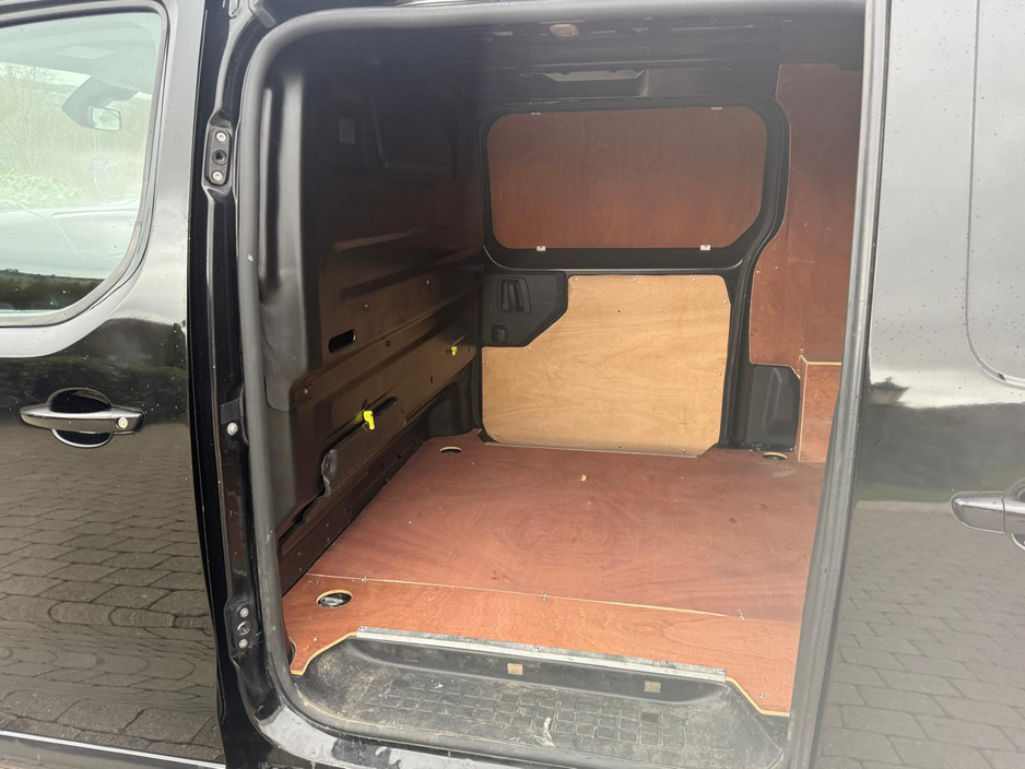 2020 Vauxhall Vivaro - image 18