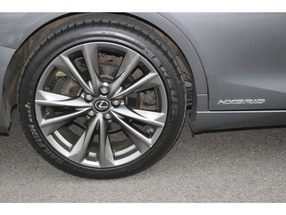 2019 Lexus ES 300 H - image 5