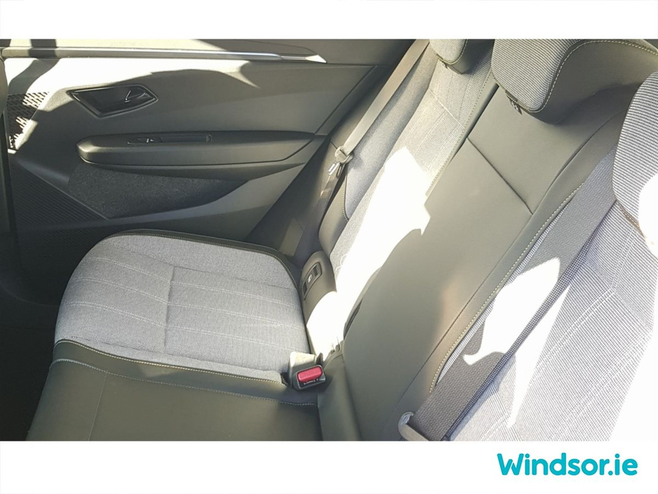 2025 Renault Megane - image 8