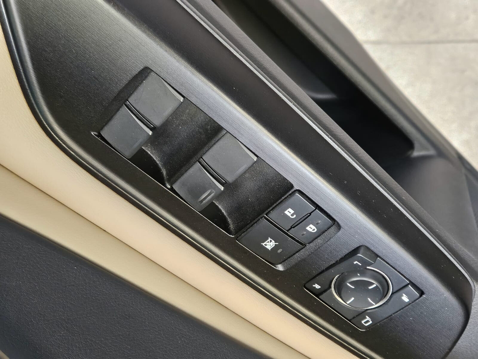 2019 Lexus ES 300 H - image 10