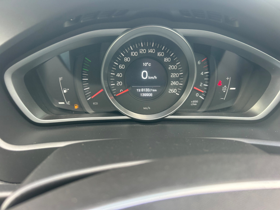 2014 Volvo V40 - image 10