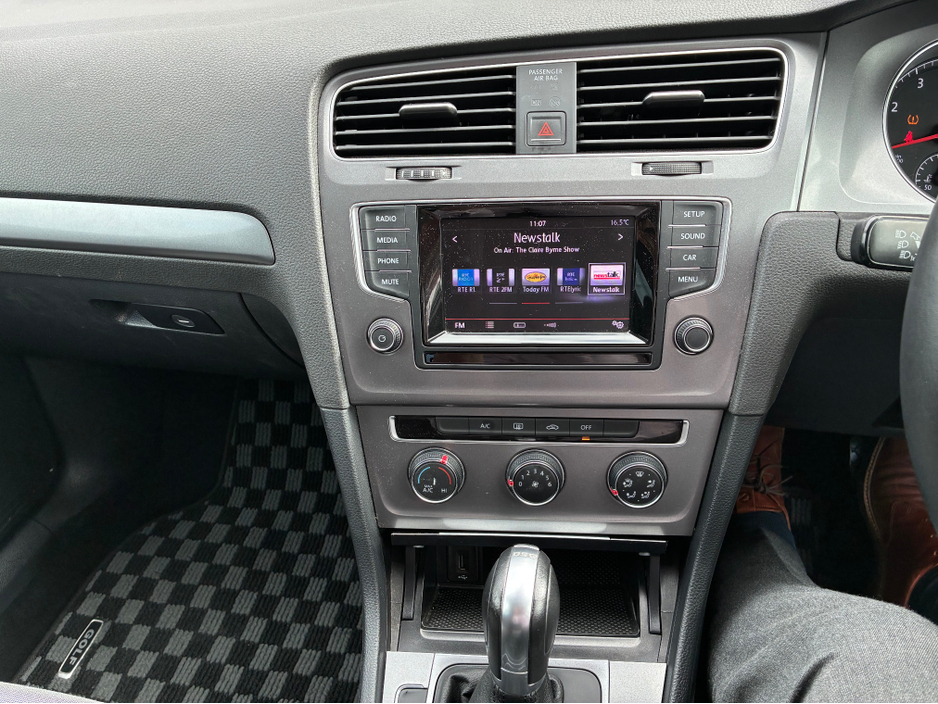 2015 Volkswagen Golf - image 15