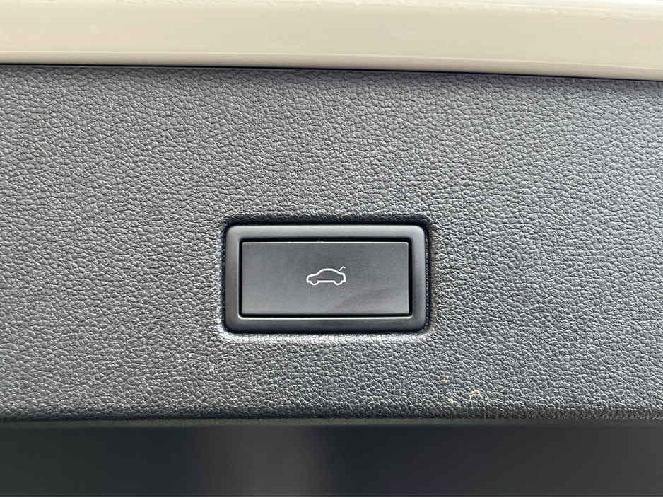 2023 Volkswagen T-Roc - image 9